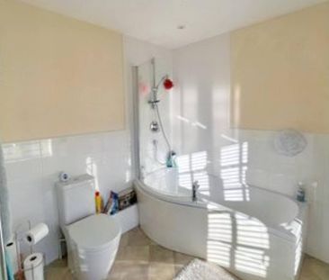 2 bedroom mews to rent - Photo 6