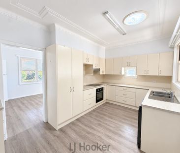 Spacious Five-Bedroom Family Home with Freshly Updated Interiors! - Photo 6
