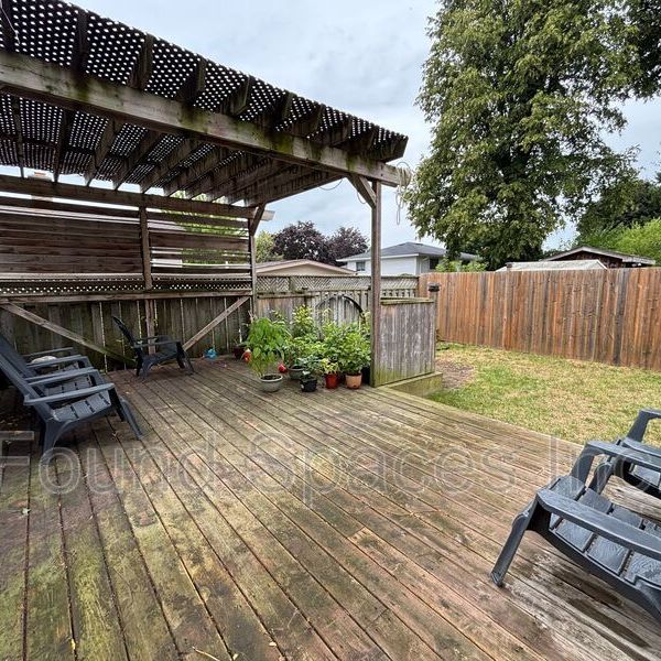 $2,499 / 3 br / 1 ba / 255 Blackhorne dr - Photo 1