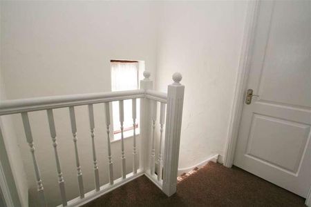 South Hayes, UB3 - Photo 3