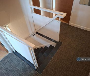 1 bedroom in a flat share to rent - Photo 6