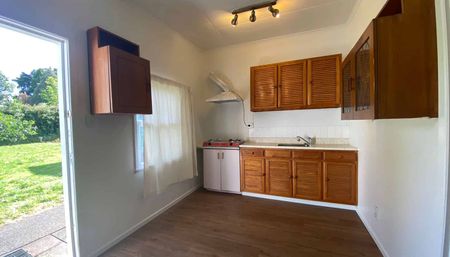 Henderson, Studio - Photo 2