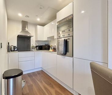 Lincoln Plaza, London - Photo 2