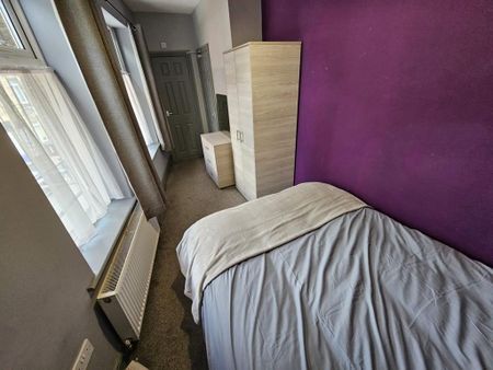 1 bedroom in a house share to rent - Photo 2