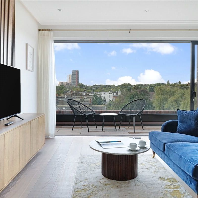 Brand newly refurbished three bedroom, two bathroom penthouse apartment that has been comprehensively renovated to a nigh specification. It is on the 4th floor (with lift) and has floor to ceiling windows onto the balcony with exceptional views across London. - Photo 1