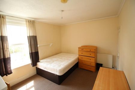 4 bedroom semi-detached house to rent - Photo 2