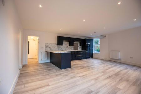 3 bedroom flat to rent - Photo 4