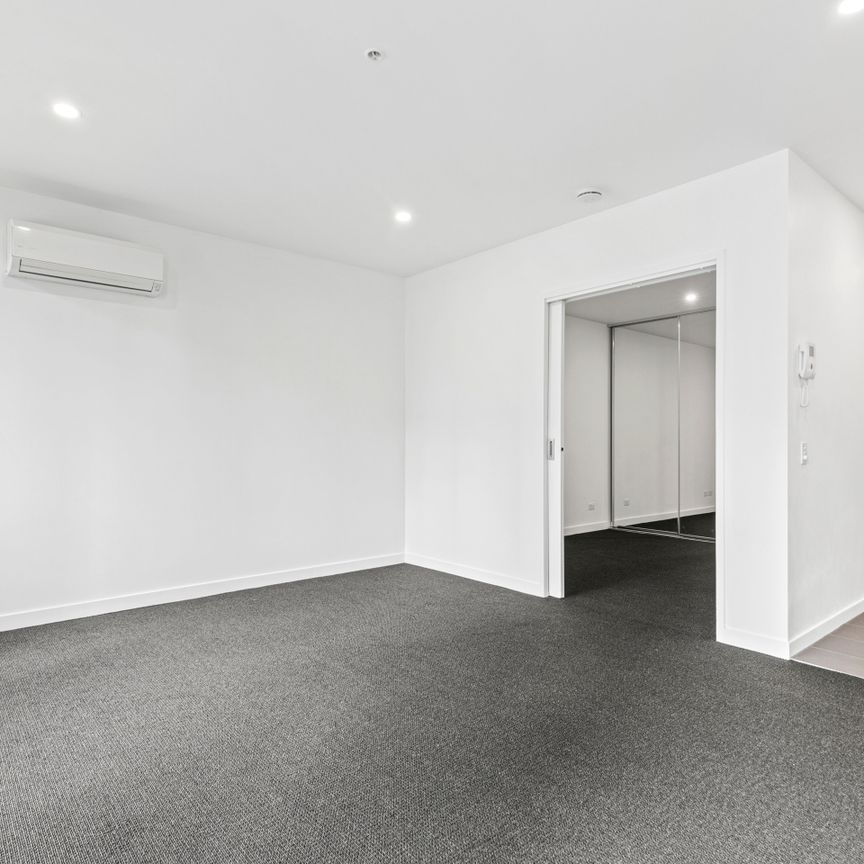 Modern 1-Bedroom Apartment with City Views in Southbank - Photo 1