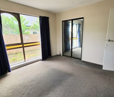 Spacious 3-Bedroom Home with Double Garage, Great Garden & Solar - Photo 3