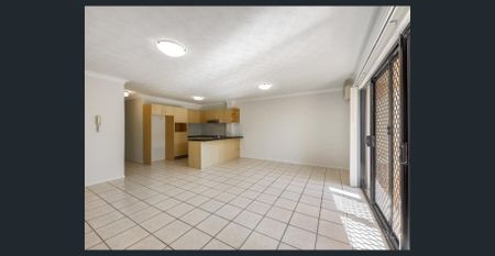 Large two Bedroom unit with a Shared Pool - Photo 5