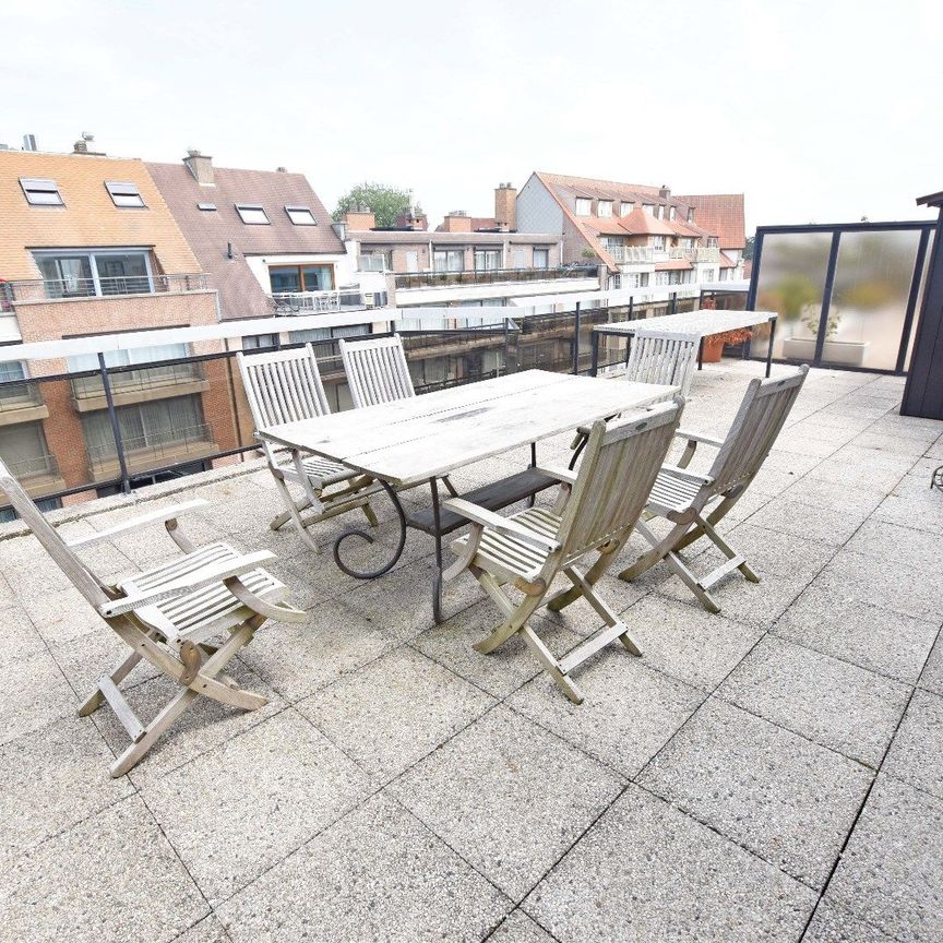 Penthouse met uitzonderlijk ruime terrassen, rustig gelegen in het centrum tussen de Zoutelaan en de Dumortierlaan - Foto 1