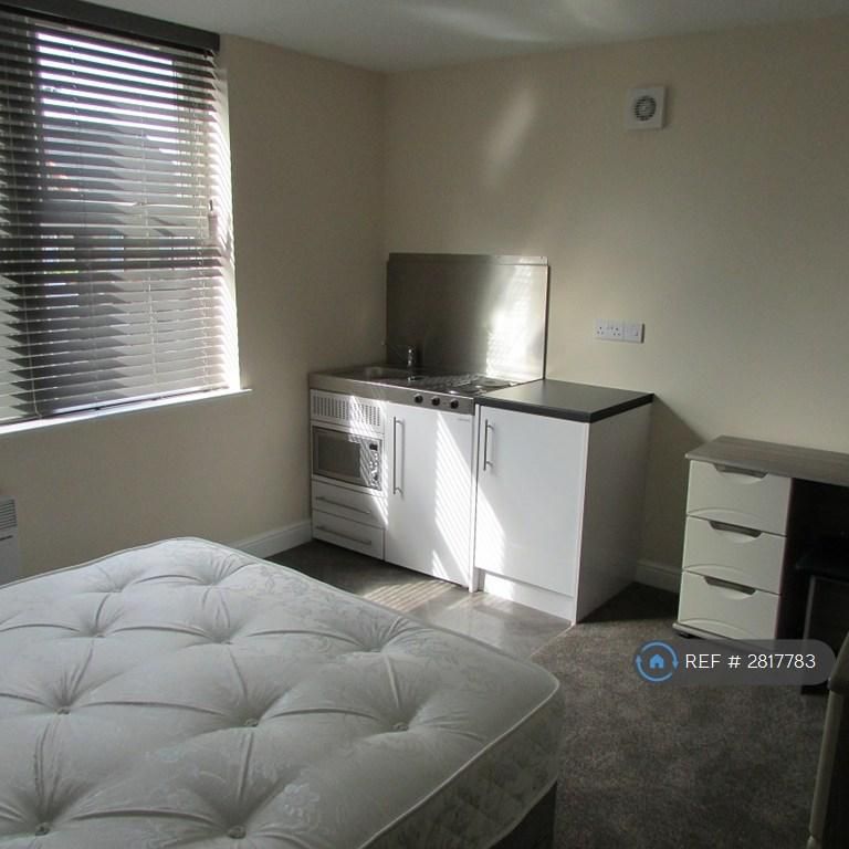 1 bedroom in a house share to rent - Photo 1