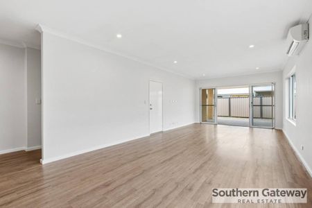 SPACIOUS FAMILY LIVING WITH SIDE ACCESS & ENTERTAINER'S APPEAL - Photo 3