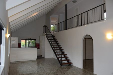 Large home within walking distance to water - Photo 4