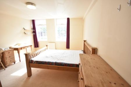 4 bedroom flat to rent - Photo 4