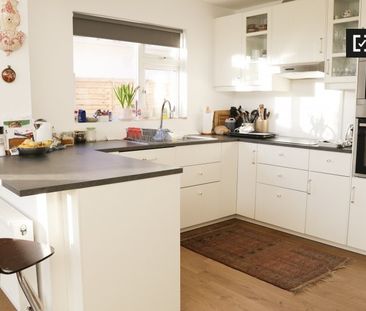 Room for rent in 2-bedroom house in Killiney, Dublin - Photo 4