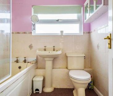 Queens Drive, Old Walcot, SN3 - Photo 4