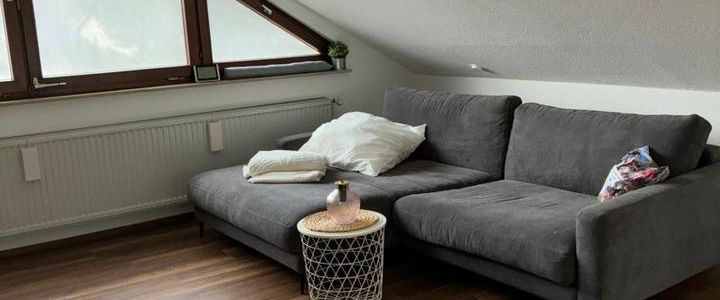 Schöne 2,5-Zimmer-Wohnung mit großzügiger Dachterrasse, Garage un - Photo 1