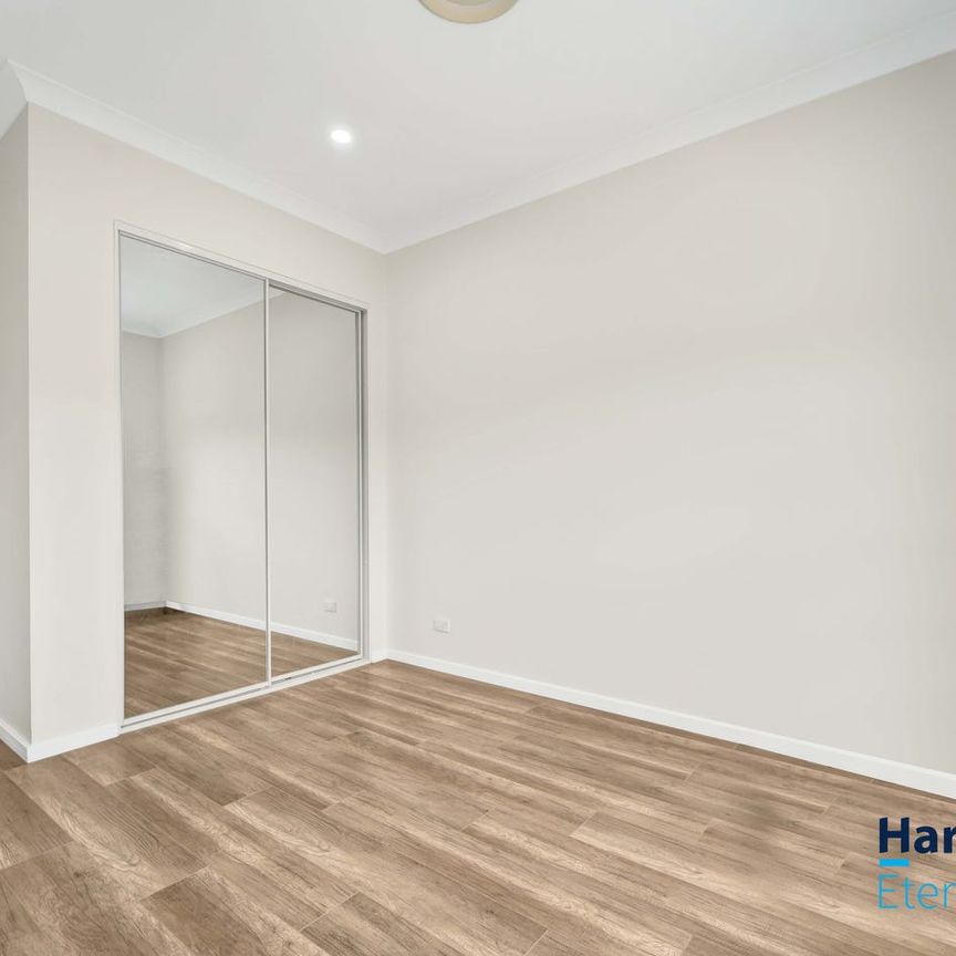 Stunning 4-Bedroom Townhouse in Toongabbie! - Photo 1