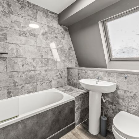 The Silver and Grey Property Room 3 - Photo 3