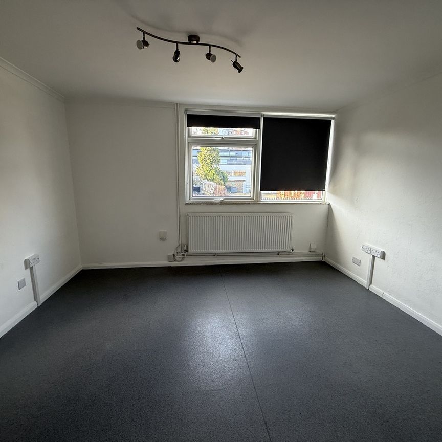 4 Bed Terraced House, The Common, E15 - Photo 1