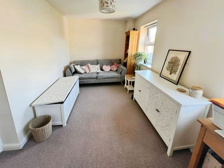 Semi-detached house to rent on - Photo 2