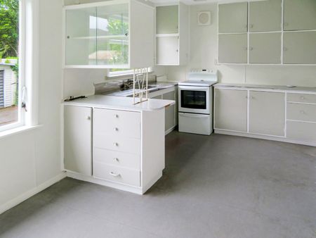 3-BED FAMILY HOME! - Photo 2