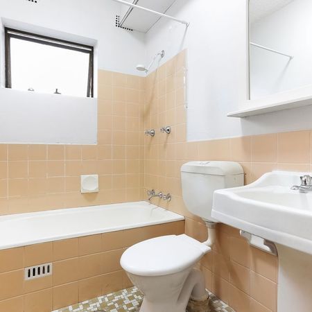 SPACIOUS UNIT IN PRIME LOCATION! - Open For Inspection On Wednesday 8th October At 4:45pm - Photo 4