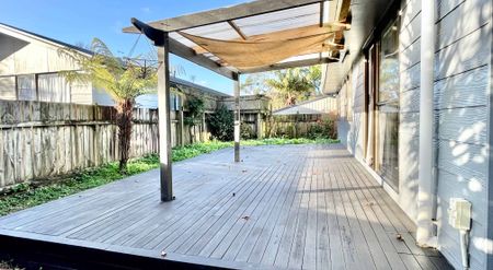 Spacious 3 bedrooms with 1 Bathroom, pet friendly - Photo 2