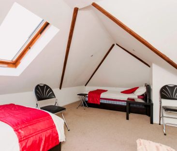 Superb triple bedroom located in green Barkingside - Photo 5