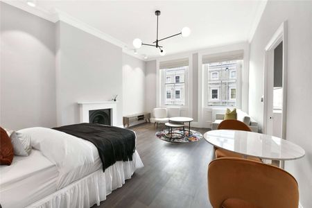 A spacious studio flat located on a popular garden square just moments from the local amenities of South Kensington. - Photo 3