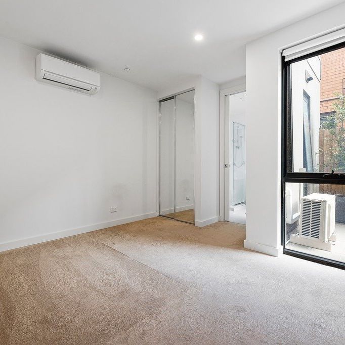 CHIC GROUND FLOOR LIVING IN ORMOND - Photo 1