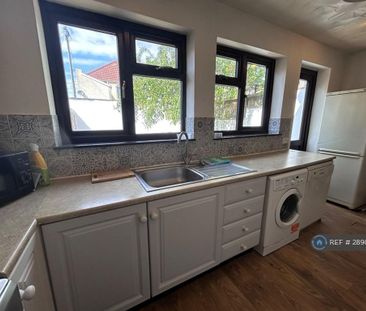 3 bedroom end of terrace house to rent - Photo 1