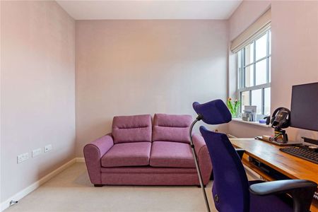 Beautiful top floor two bedroom apartment in Winchester Village. - Photo 5