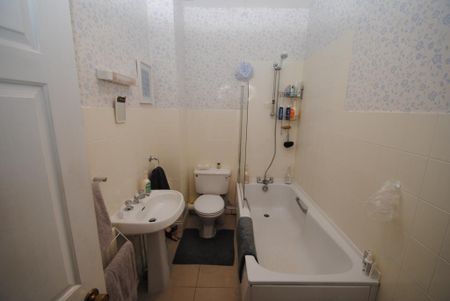 3 bedroom semi-detached house to rent - Photo 5