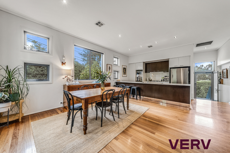 BRIGHT, BEAUTIFUL & PERFECTLY POISED TOWNHOUSE LIVING - Photo 5