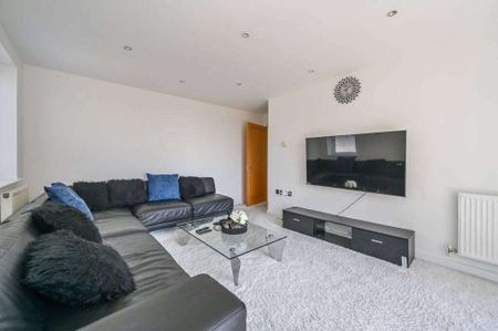 Set near the River Thames, this brilliant 3 bedroom flat offers generous accommodation with a modern design. - Photo 2