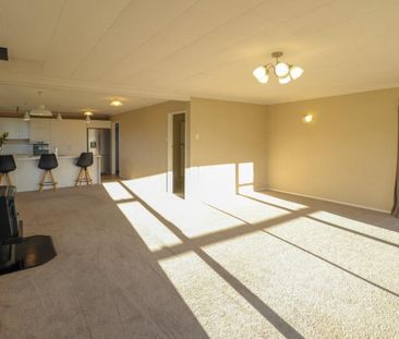 Country living with the city on your door step. - Photo 2