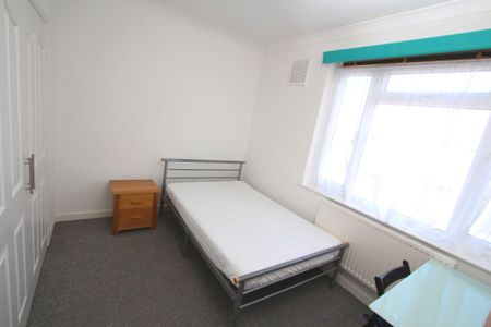 STUDENT Five Bedroom Maisonette – Surbiton (Tolworth Broadway, KT6) - Photo 2