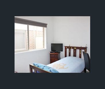 MAGNIFICENT THREE BEDROOMS TOWNHOUSE! - Photo 5