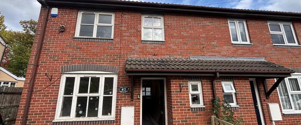 4 bedroom semi-detached house to rent - Photo 1