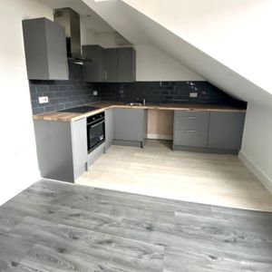 £775 PCM, One Bedroom Second Floor Flat in High Street, Barry, Vale of Glamorgan, CF62 7DT - Photo 2