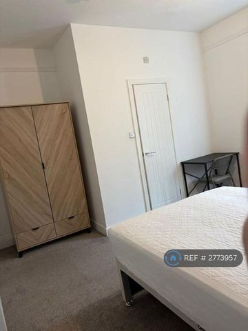 1 bedroom in a house share to rent - Photo 2