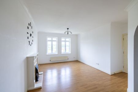 To Let 2 Bedroom Flat - Photo 2