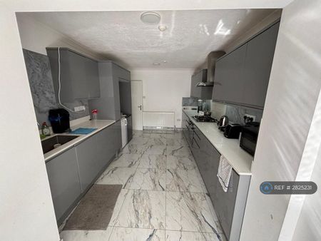 1 bedroom in a house share to rent - Photo 4