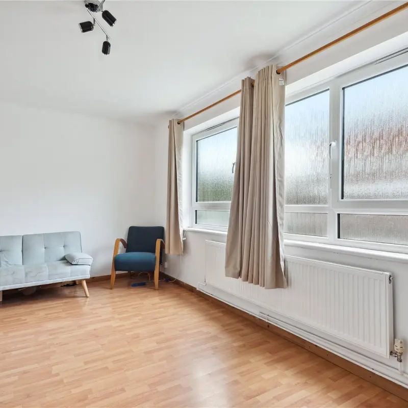 2 bedroom flat in London - Photo 1