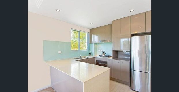 Bright Top Floor Apartment in Leafy Surrounds - Photo 1