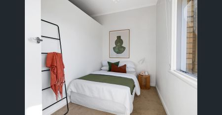 Beautifully renovated older style apartment bathed in natural sunlight! - Photo 2