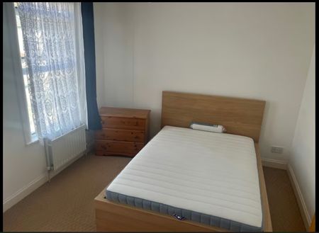 Room in a Shared House, Priory Road, CR0 - Photo 3