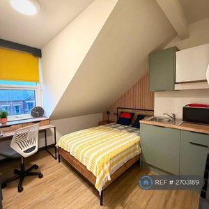 1 bedroom in a house share to rent - Photo 2